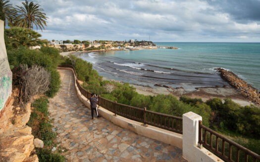 ¿Qué atractivos y por qué merece la pena comprar una propiedad en Orihuela Costa?